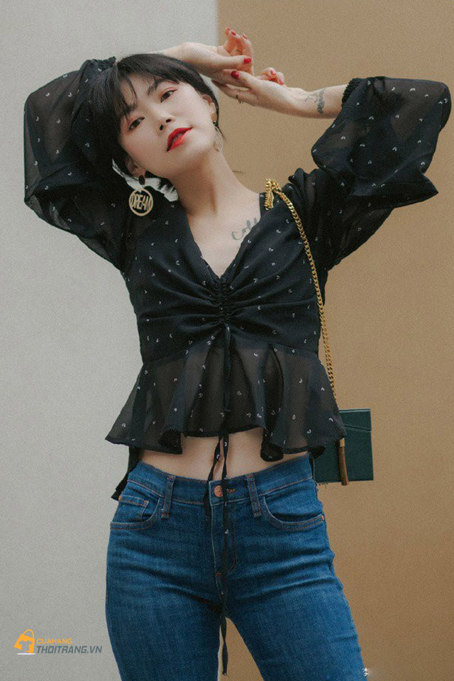 Áo blouse dây rút phối quần jean